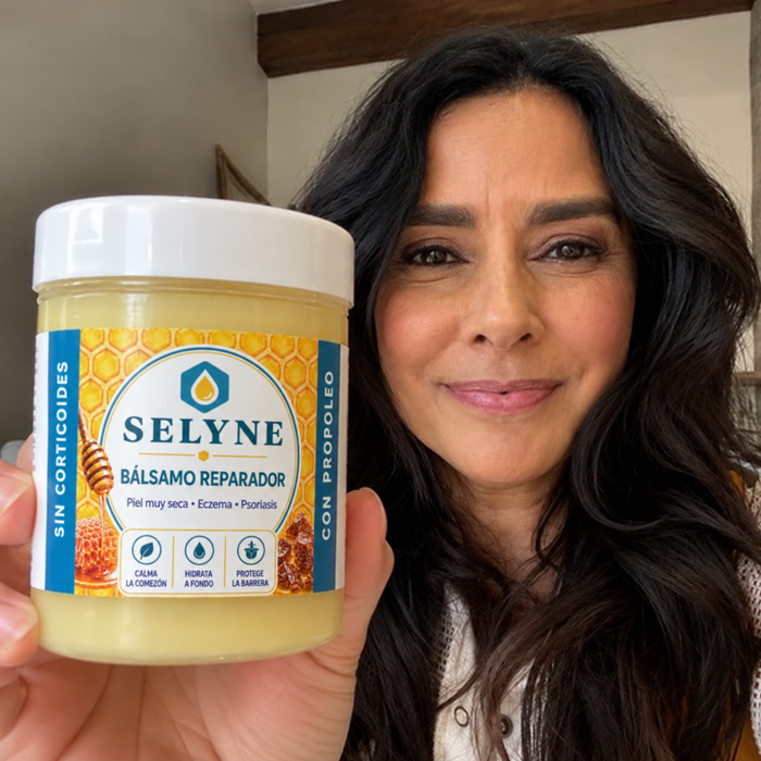 Cliente mostrando el bálsamo SELYNE