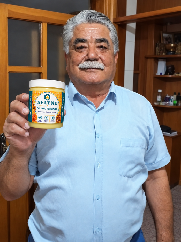 Cliente mostrando el bálsamo SELYNE