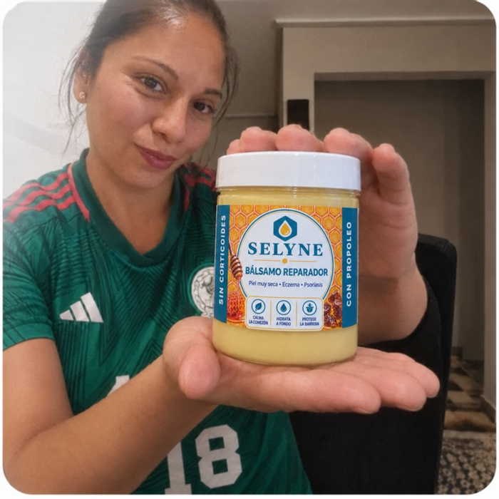 Cliente mostrando el bálsamo SELYNE