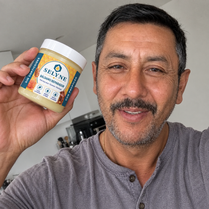 Cliente mostrando el bálsamo SELYNE
